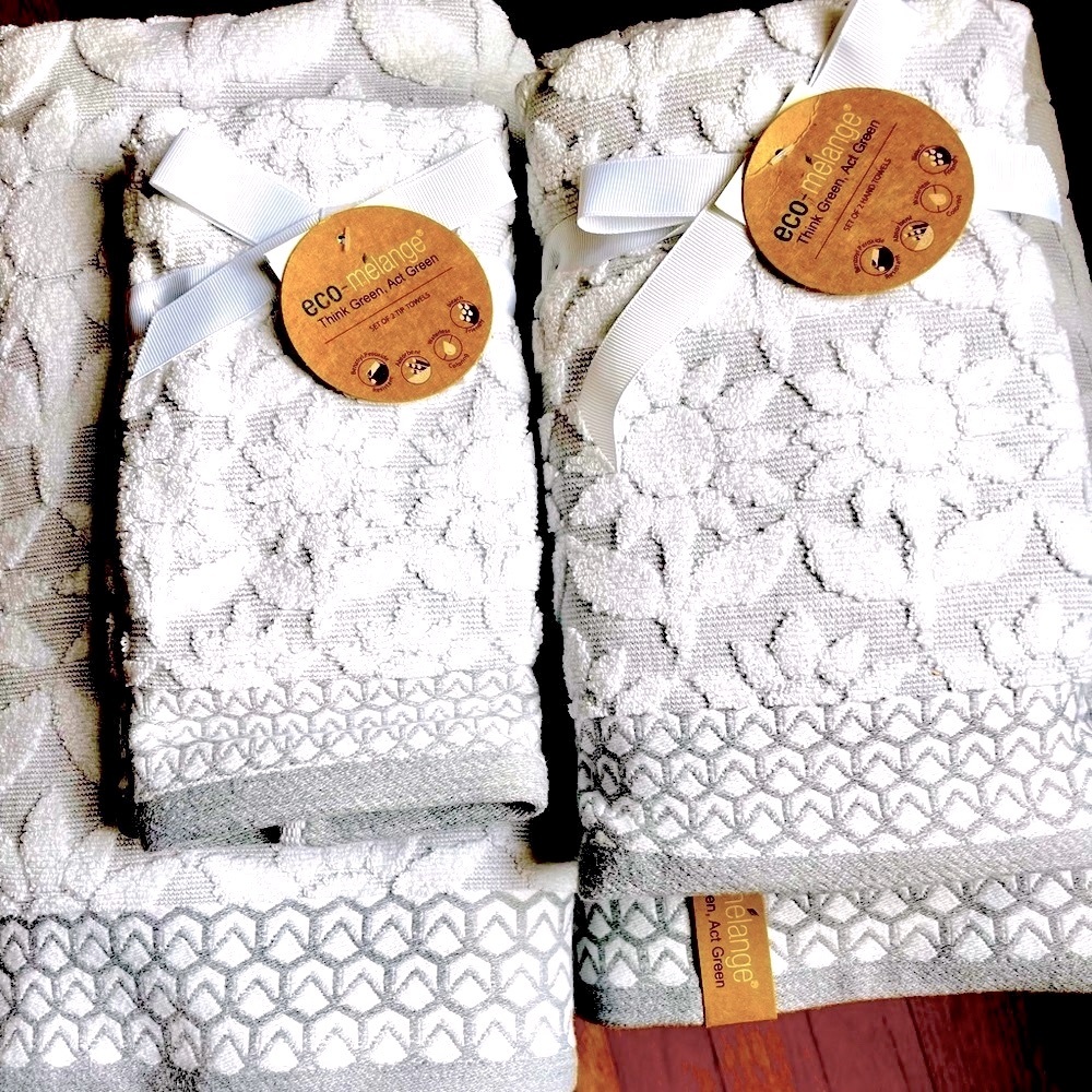 🌻Beautiful Set of Gray & White Sunflower 🌻 Pattern Bath Towels! NWT!